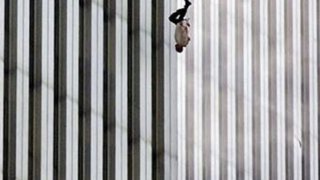 Каква е историята на "Падащият човек" - най-противоречивата и мистериозна снимка от деня на трагедията на 11 септември в Ню Йорк?