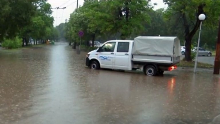 Улици и сгради бяха наводнени при бурята в петък