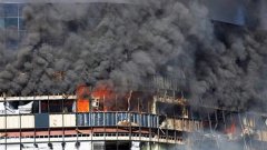 Сградата на данъчната служба в Остин, Тексас в пламъци след като отчаян данъкоплатец се заби в нея с частния си самолет