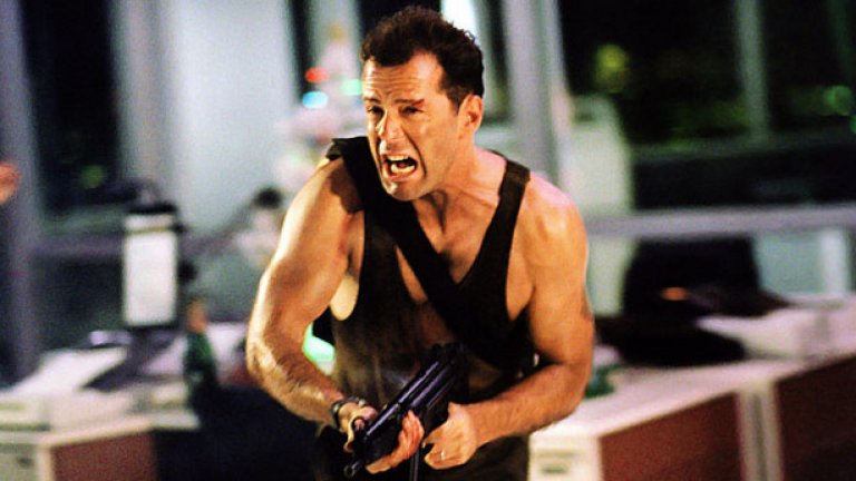 Умирай трудно (1988)
Еталонът за вълнуващ и остроумен екшън хит. Семплата концепция, в която циничният полицай Джон Маклейн прочиства отряд терористи един по един, спасява заложници и ръси незабравими реплики, се сдобива с безкрайни имитации и пародии, до една без заряда и ефективността на „Умирай трудно”.
Самият Брус Уилис се храни от ролята до ден днешен, но без шанс да достигне същата висота.