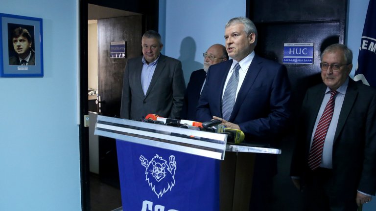 Партийният лидер Румен Христов заяви, че коалицияте е успяла да спре "похода на БСП към властта", и коментира, че най-вероятно на много места в страната тя ще съществува и за местните избори.
