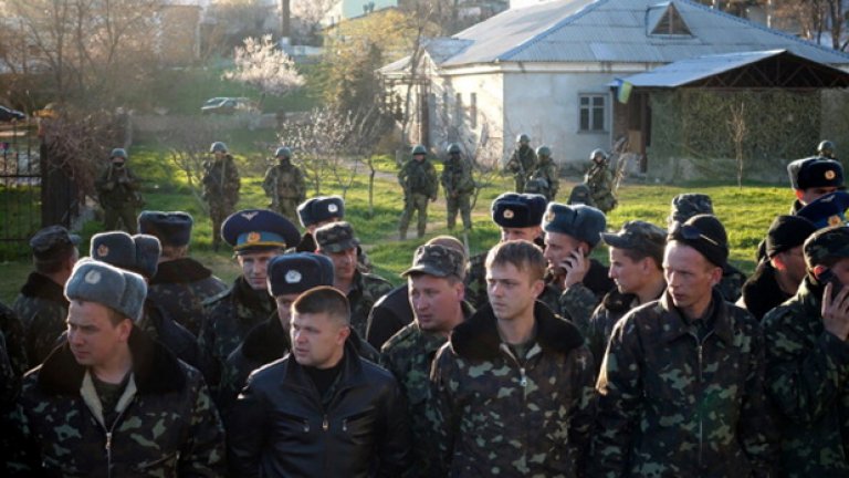 Украинските войски напускат Крим