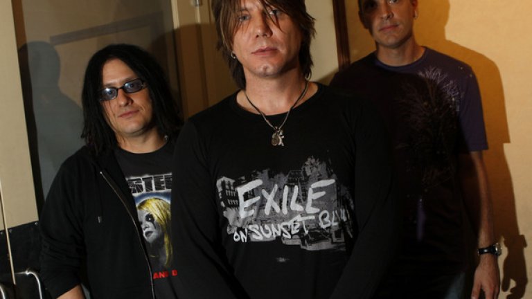 Goo Goo Dolls - Iris
Нито една от останалите песни на Goo Goo Dolls не успява да повтори успеха на Iris. И има причина това парче да е толкова известно. В него се усеща както рокът, така и баладичното, а цялото й звучене те кара да запееш, поне на припева.
