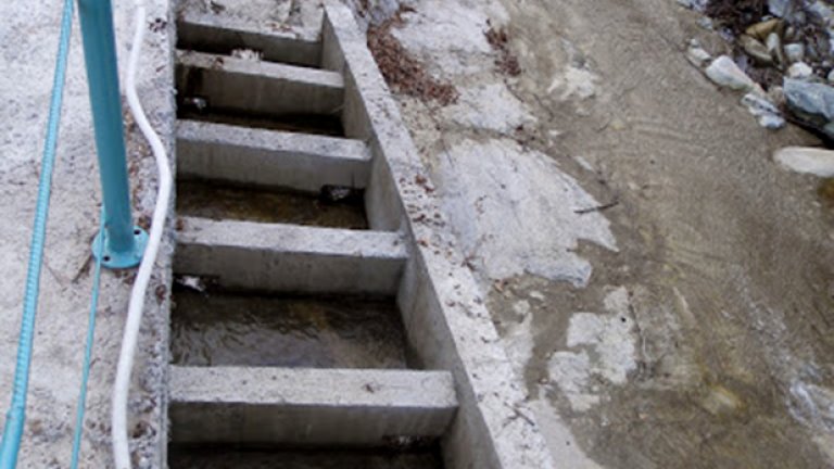 ВЕЦ на река Лазова до град Гурково, Старозагорско. На кадрите се вижда как в речното корито под стената на съоръжението вода на практика няма. През рибния проход пък е невъзможно да минават каквито и да било риби.