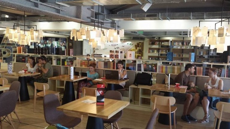 „Перото” цели да бъде едновременно литературна сцена, книжарница, читалня, бар, кафе, място за срещи