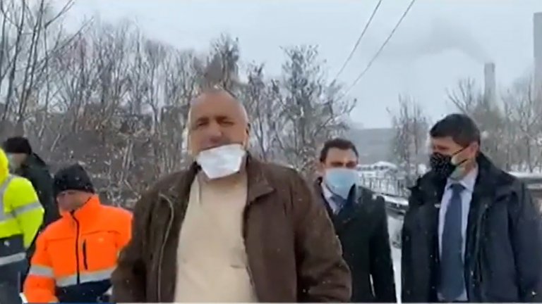 Премиерът Борисов направи инспекция на новоизградения авариен водопровод, а кметът на града го увери, че перничани ще имат воден режим само през нощта