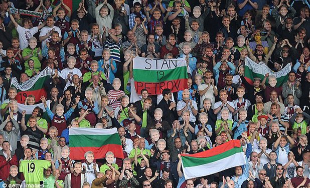 Впечатляваща гледка, позната повече от софийските стадиони - запалянковци на английски мач развяха десетки български знамена.