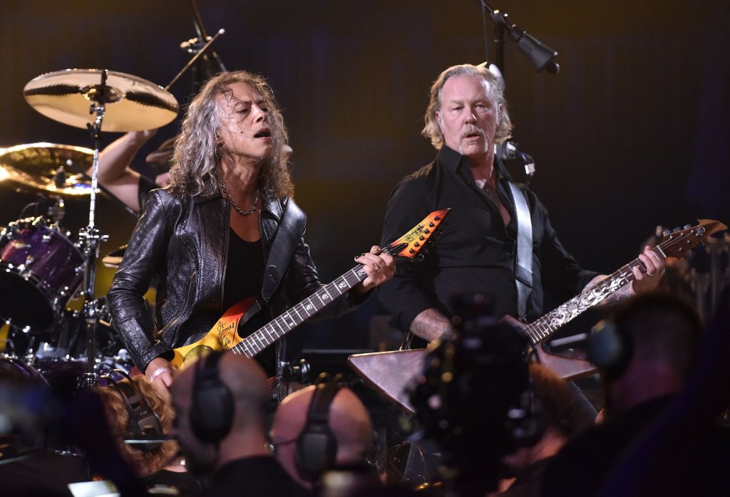 Metallica – S&M2

През септември 2019 г. Metallica отново обедини сили със Симфоничния оркестър на Сан Франциско.
Поводът беше 20-годишнината от оригиналния S&M, един от най-забележителните лайв албуми в който и да е жанр. Под диригентската палка на Майкъл Кемън, албумът обогати творчеството на траш метъл иконите със симфонични аранжименти, за да им придаде още по-епично звучене.
Кемън почина през 2003 г. и за S&M2 е заменен от Майкъл Тилсън Томас. Новият концертен филм вече получи своята премиера, но тя беше само еднократна прожекция. Неотдавна барабанистът Ларс Улрих потвърди, че официалното издаване на албума и филма към него ще бъде през август.

Дата на излизане: август 2020