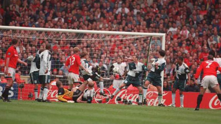 1996 г.
Същият сезон, но месеци по-късно. Юнайтед оформя дубъла си, като печели финала за Купата на ФА срещу Ливърпул с късен гол на Кантона.