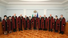 7 от 12 конституционни съдии могат да завъртят страната в спирала от избори