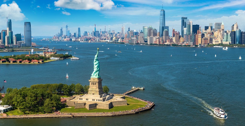 Ню Йорк
Едва ли е изненада, че тук намираме най-големия град в страната на неограничените възможности, който привлича хора от цял свят в едно безкрайно състезание за налагане на име и успех. Неслучайно животът в Ню Йорк е толкова скъп.
Преместването там е отлично решение, ако някой търси по-добри перспективи за работа или ново изживяване. Никога няма скучен момент в този град с изобилие от културни обекти и безкрайни възможности за забавление. Дали разходите си заслужават или не, зависи от това къде сте избрали да живеете в града и какъв тип работа имате.
