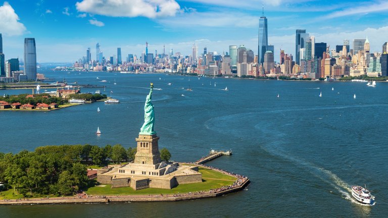 Ню Йорк
Едва ли е изненада, че тук намираме най-големия град в страната на неограничените възможности, който привлича хора от цял свят в едно безкрайно състезание за налагане на име и успех. Неслучайно животът в Ню Йорк е толкова скъп.
Преместването там е отлично решение, ако някой търси по-добри перспективи за работа или ново изживяване. Никога няма скучен момент в този град с изобилие от културни обекти и безкрайни възможности за забавление. Дали разходите си заслужават или не, зависи от това къде сте избрали да живеете в града и какъв тип работа имате.