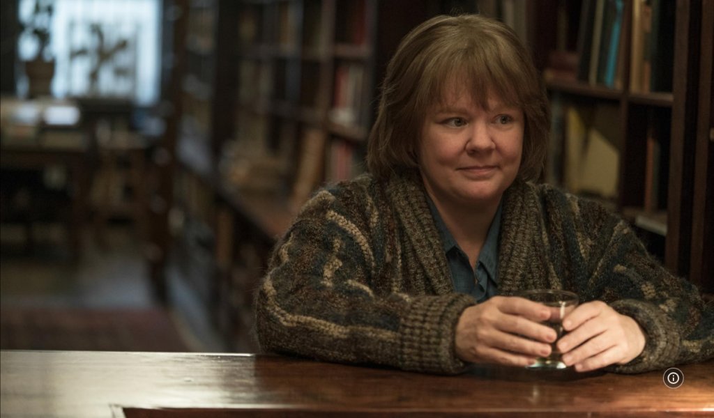 “Можете ли да ми простите?”
Къде да гледате: в Disney+ 
Базираната на истински събития драма разказва за авторката на биографични романи Лий Израел, която е изпаднала в тежко финансово затруднение. Последната ѝ книга изобщо не се продава, а агентката ѝ казва, че никое издателство не проявява интерес и към предстоящия ѝ роман.
Изправена пред фалит, Лий предприема рискована стъпка. Тя започва да фалшифицира писма на известни исторически личности и да ги продава на антикварните магазини.