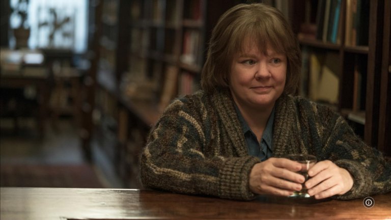 “Можете ли да ми простите?”
Къде да гледате: в Disney+ 
Базираната на истински събития драма разказва за авторката на биографични романи Лий Израел, която е изпаднала в тежко финансово затруднение. Последната ѝ книга изобщо не се продава, а агентката ѝ казва, че никое издателство не проявява интерес и към предстоящия ѝ роман.
Изправена пред фалит, Лий предприема рискована стъпка. Тя започва да фалшифицира писма на известни исторически личности и да ги продава на антикварните магазини.