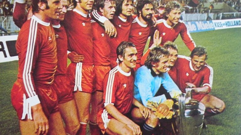 6. Байерн Мюнхен, 1974-1976 
Сегашният Байерн изглежда, че е готов да създаде нова 

династия, но тази от средата на 70-те едва ли ще бъде 

достигната. Водени от Удо Латек и Детмар Крамер, 

баварците печелят 3 последователни КЕШ-а, както и 

Интерконтиненталната купа. За този период Байерн 

става само веднъж шампион на Германия, въпреки че в 

състава личат имената на Франц Бекенбауер, Герд 

Мюлер, Ули Хьонес и Сеп Майер