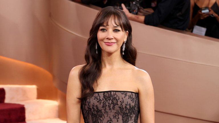 Рашида Джоунс
Актрисата, позната най-вече с ролите си в „Офисът“ и „Паркове и отдих“, ще отбележи 50-ия си рожден ден на 25 февруари. Рашида Джоунс, дъщеря на музикалната легенда Куинси Джоунс, продължава да е активна в актьорската професия, а последната ѝ по-голяма поява е в сериала Silo на Apple TV+.