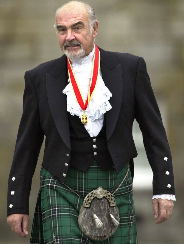 Шон Конъри, който е привърженик на отделянето на Шотландия демонстрира неостаряващият символ на страната: вълнената пола на шотландско каре...