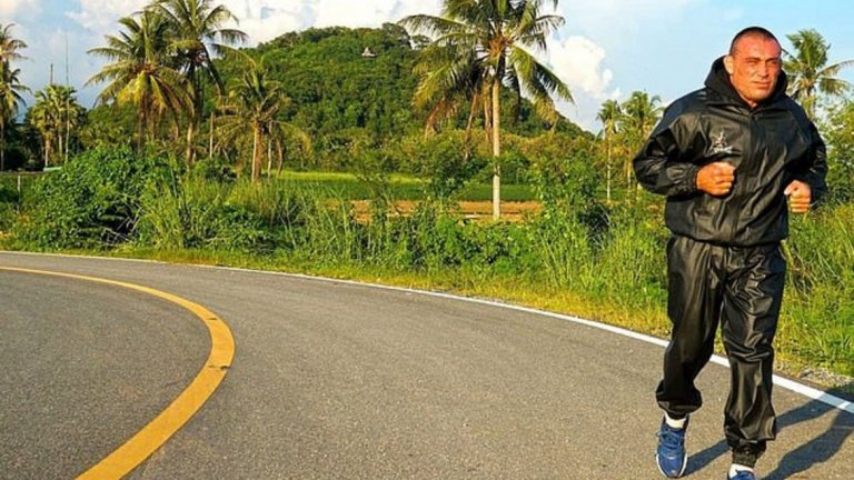 Кристиан Дагио е институция в света на муай тай. Мести се в Тайланд, когато е едва на 21. Прави професионалния си дебют през 1993 година, записвайки 145 победи в 189 мача.