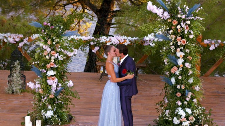 След месеци сексуално напрежение, предаването свършва крайно незадоволително