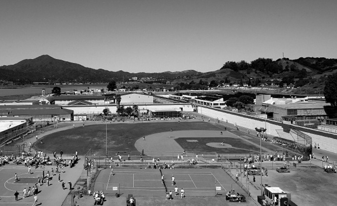 Птичи поглед над бейзболното игрище в двора на Сан Куентин, известно като "Полето на мечтите".