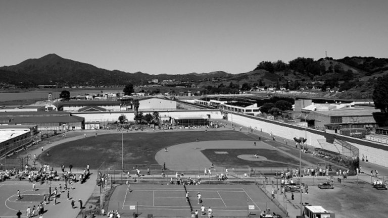 Птичи поглед над бейзболното игрище в двора на Сан Куентин, известно като "Полето на мечтите".