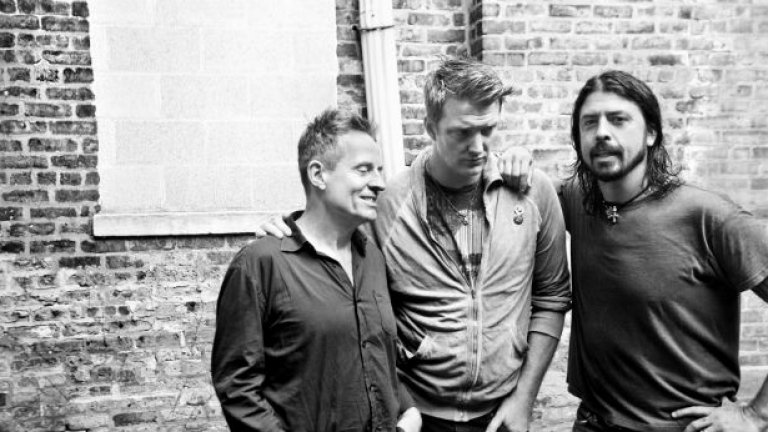 Джош Хом е част и от супергрупата Them Crooked Vultures заедно с Дейв Грол от Foo Fighters и Джон Пол Джоунс от Led Zeppelin
