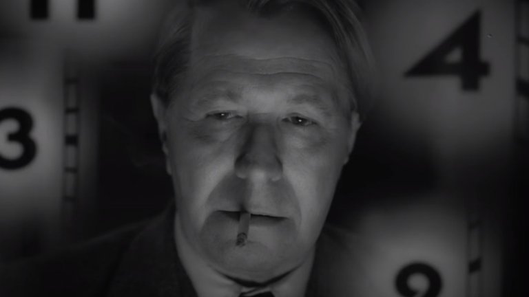 "Манк" (Mank)
Къде: Netflix
Кога: 4 декември
Дейвид Финчър. Гари Олдман. Историята зад сценария на "Гражданинът Кейн". Какво повече да искаме? Новият филм на култовия режисьор ("Боен клуб", "Седем") ни пренася десетилетия назад, за да ни срещне с Херман Манкевич - човекът, който написва "Гражданинът Кейн", и проблемите между него и Орсън Уелс около създаването на филма.
Чернобялата стилистика, изпипаният дизайн на Стария Холивуд и изтъкваните изпълнения на Олдман и Аманда Сейфрид са допълнителни причини да изгледате новата творба на Финчър.