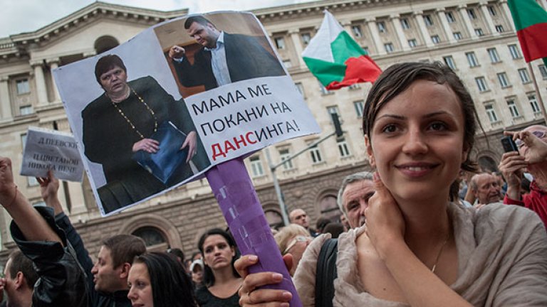 Граждани бият прасета