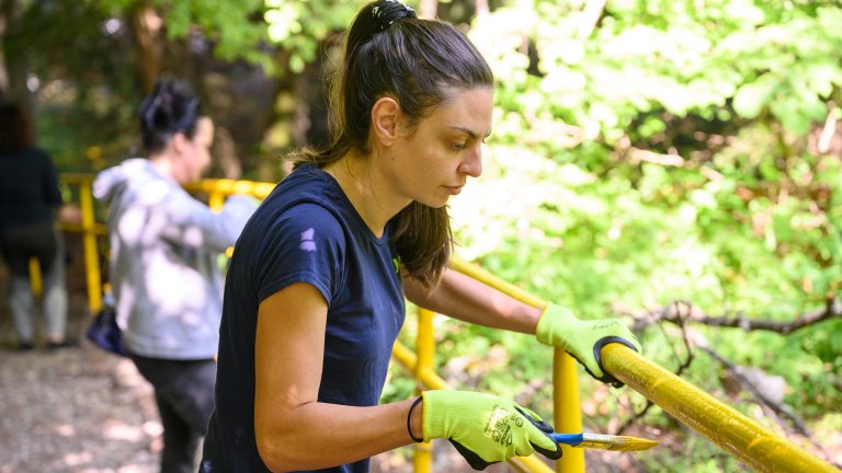 Анита Николова по време на доброволческа акция на Златните мостове