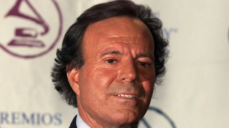 Хулио Иглесиас
Испанският певец, който има продадени над 300 милиона албума на 14 езика, е бивш вратар на Реал Мадрид Б през 60-те години на миналия век. Почти фатална катастрофа обаче преобръща съдбата му, когато е още само на 19. Иглесиас известно време е парализиран и прекратява с футбола. Специалистите тогава твърдят, че играта е загубила много ярък талант.