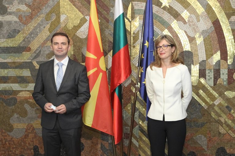 Екатерина Захариева с външния министър на Македония Буяр Османи