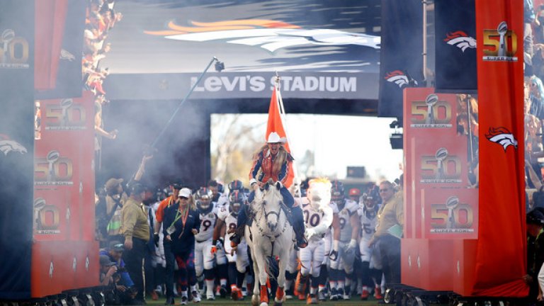 Жребецът Тъндър традиционно изведе, галопирайки, отбора на Денвър към игрището.