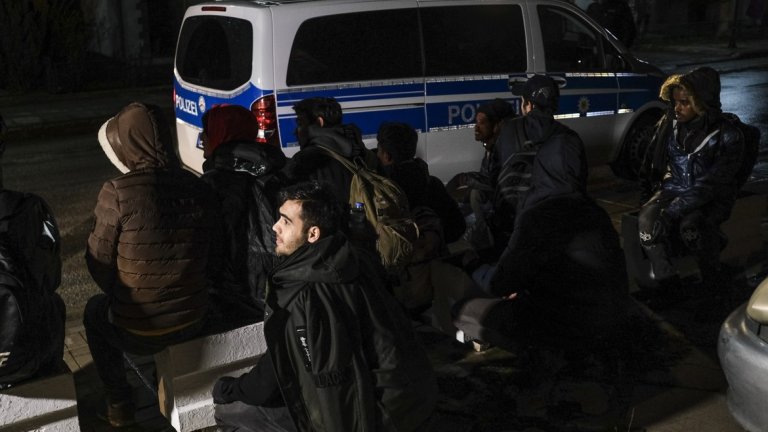Все повече бежанци и мигранти се опитват да влязат в Европейския съюз през границата на Турция с Гърция (на снимката: група заловени мигранти в Гърция)