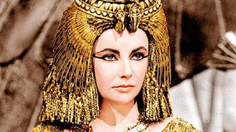 Елизабет Тейлър в "Клеопатра" Да, решението Елизабет Тейлър да изиграе Клеопатра е било точно толкова обсъждано и критикувано, колкото и това за Гал Гадот. Тейлър е с млечнобяла кожа и сини очи, докато някои смятат, че Клеопатра е била чернокожа. Е, явно споровете как е изглеждала владетелката скоро няма да стихнат…
