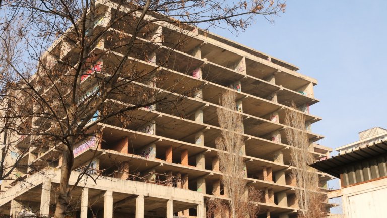 Протестиращите настояват обществената поръчка за довършването на стария строеж да бъде спряна