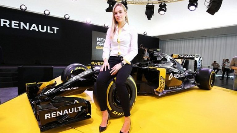 Кармен Хорда остава част от Renault Sport F1 след мини скандал, причинен от бившия й колега Марко Сьоренсен