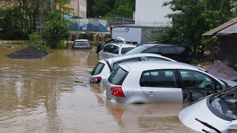 Много улици в града продължават да са под вода, няма информация за бедстващи хора