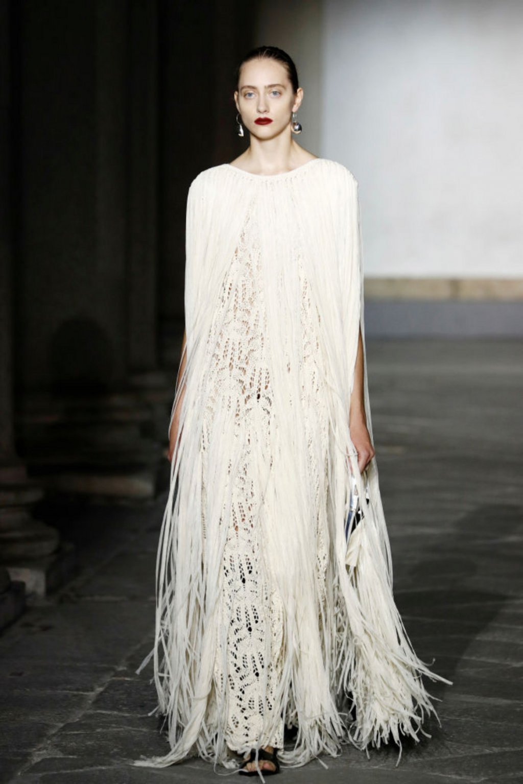 И определено има нещо специално в дреха, създадена сякаш с онова бавно, ръчно усилие и внимание - традиция, която може да се предава от поколение на поколение.
На снимката: модел на Jil Sander