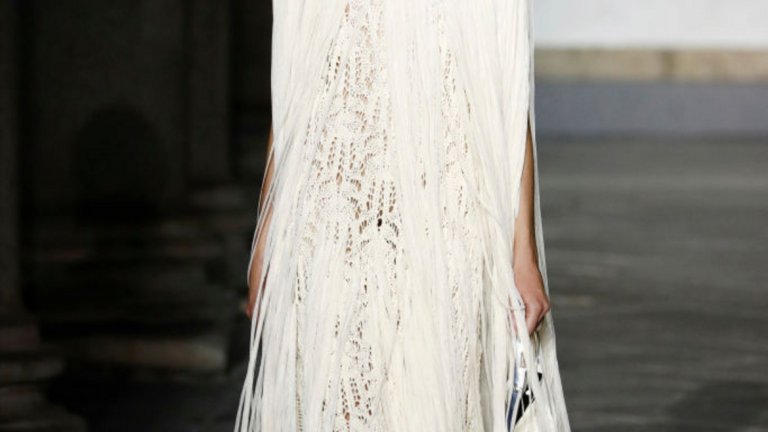 И определено има нещо специално в дреха, създадена сякаш с онова бавно, ръчно усилие и внимание - традиция, която може да се предава от поколение на поколение.
На снимката: модел на Jil Sander