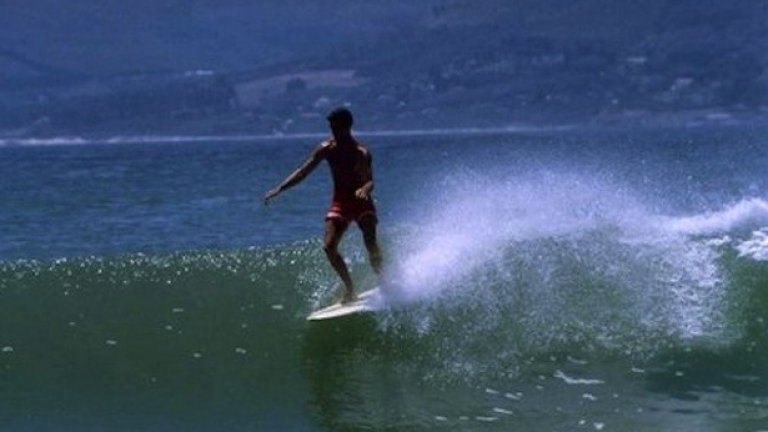 The Endless Summer (1966)

Има филми, които са за ваканция. Има и такива, които те отвеждат на ваканция. Този е от вторите. Тази лента за сърфа е заснета на плажа Кейп Сейнт Френсис, ЮАР. Заедно със съседния Джефрис бей са любими на сърфистите.