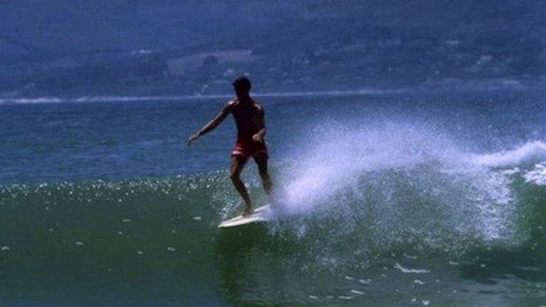 The Endless Summer (1966)
Има филми, които са за ваканция. Има и такива, които те отвеждат на ваканция. Този е от вторите. Тази лента за сърфа е заснета на плажа Кейп Сейнт Френсис, ЮАР. Заедно със съседния Джефрис бей са любими на сърфистите.