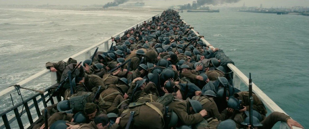 8. Dunkirk

И оставаме на вълна Втората световна война, но без акцент върху американците. В "Дюнкерк" на Кристофър Нолан проследяваме "Операция Динамо" за измъкването на блокираните на плажа Дюнкерк английски войски преди те да се превърнат в пушечно месо за немците. Подобно на "Спасяването на редник Райън" и тук само части от филма са базирани на реални събития - в частност самата операция по спасяване на военните. В същото време сюжетът и персонажите са измислени, за да се построи около тях една по-филмова и драматична история.