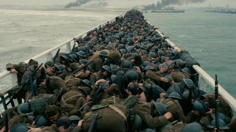 Дюнкерк/ Dunkirk 
"Дюнкер" е първата историческа драма в кариерата на Кристофър Нолан, но и тук той не изневерява на стила си на заснемане и преплита няколко сюжетни и времеви линии. Филмът е мащабен, с наситена, типична за Нолан обстановка и нелинейна структура. Диалозите са сведени до минимум, а цялостното усещане е за перфектно визуално поднесена и разказана история, озвучена от страхотната музика на Ханс Цимер.