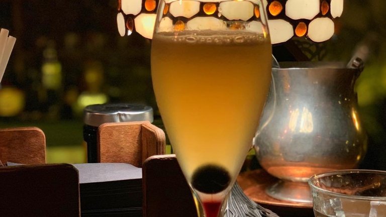 Cognac French 75 Зимата не е повод напълно да загърбим неща като пенливото вино и този коктейл го доказва. Тук са смесени 50 мл. коняк с 10 мл. захарен сироп и 10 мл. лимонов сок. Всичко това се смесва в шейка, сипва се във висока чаша и се долива пенливо вино до ръба.