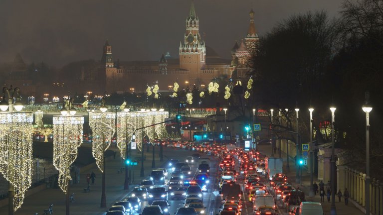 Лятното време през зимата води до доста късни изгреви в Москва.