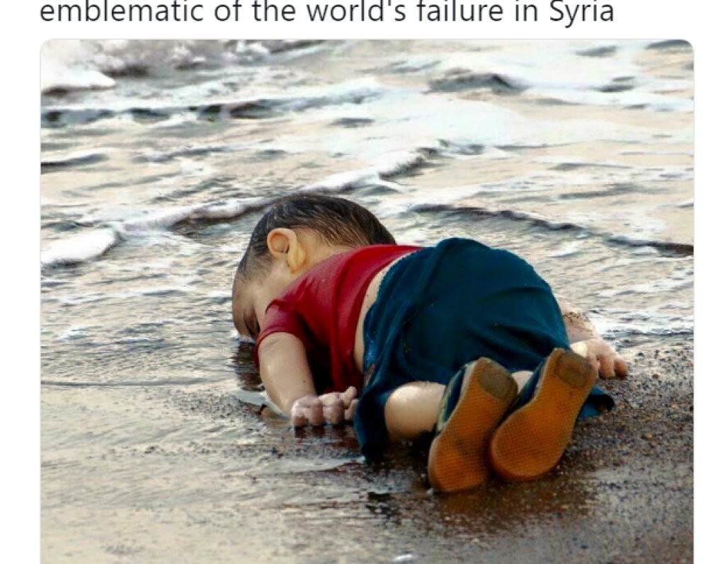 Айлан Кюрди
Да, това е снимката на „удавеното дете“, която шокира целия свят през 2015 година по време на мигрантската криза, заляла Европа. Айлан Кюрди е името на удавеното 3-годишно сирийско момче от кюрдски произход. Тялото му бе