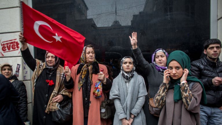 Датският премиер отлага визитата на Бинали ЙълдъръмНа снимката: Жени протестират пред холандското посолство в Истанбул срещу отказа на Холандия да приеме турски министри на посещение в страната