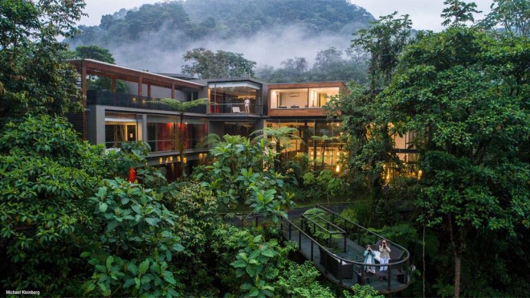 Хотел Машпи, Вечнозелените гори на Еквадор
Природата среща лукса в този зашеметяващо футуристичен хотел от стомана и стъкло, скрит дълбоко в тропическата гора Машпи с площ 3200 акра в северозападен Еквадор. 22-те стаи за гости са елегантни и свръхмодерни, оборудвани с джакузита и просторни прозорци, гледащи към джунглата. Красотата настрана, Машпи е и лидер в устойчивия екотуризъм - добива електричество от реката, водата идва от местен водоизточник, а управата се старае да държи въглеродния отпечатък на имота нисък. Цените за нощува тук започват от 1098 долара.