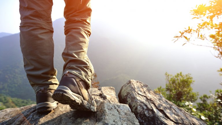 Защо е важно да носите туристически обувки, когато сте в планината?