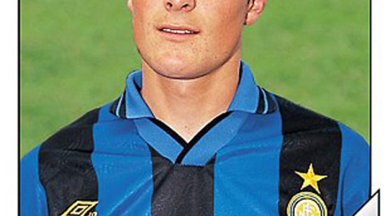 Стикер на Панини от сезон 1995-96 г. Санети си е същият, ентусиазиран, концентриран и с безупречна прическа.